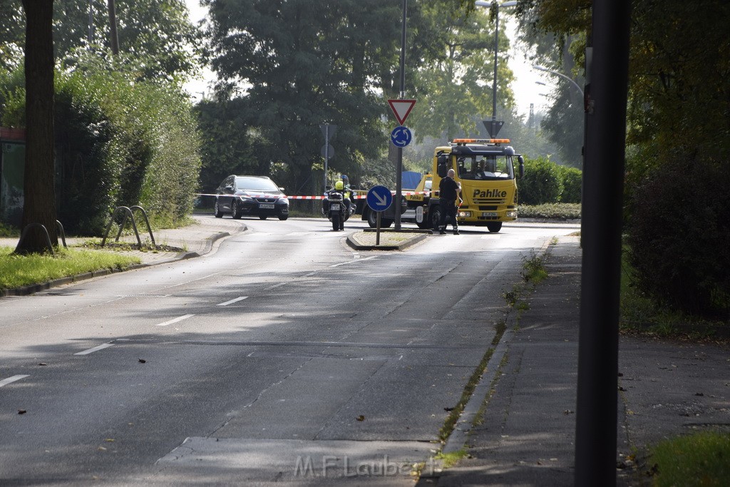 Schwerer Krad PKW Unfall Koeln Muelheim Am Springborn Cottbuserstr P125.JPG - Miklos Laubert